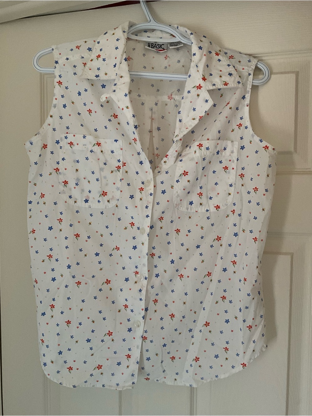 The BASIC Sleeveless Button-Up Blouse in White with Red & Blue Stars